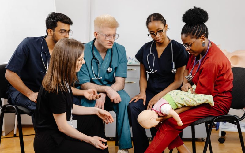 Formación clínica sólida al estudiar Medicina y Cirugía en David